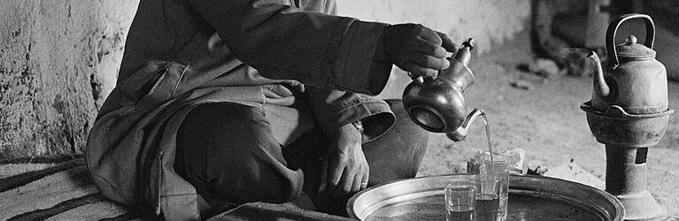 An invitation for tea, Talmst, central High Atlas, Morocco. Photo by Wolfgang Kraus. Copyright: All rights reserved. Projekt Ethnographisches Datenarchiv EDA. (Bilddetail von https://phaidra.univie.ac.at/o:1018177)